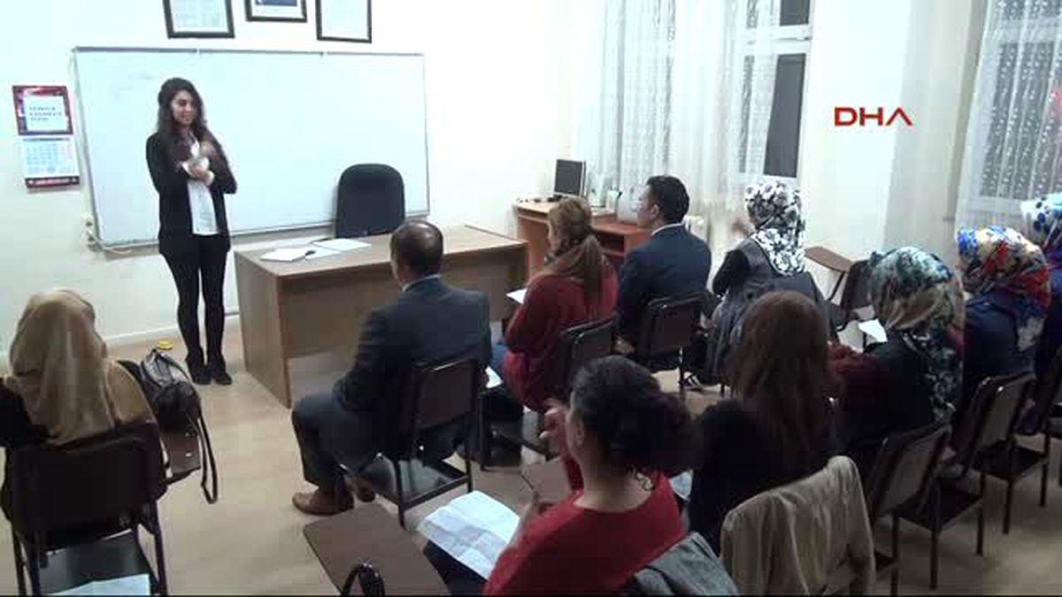 İşitme Engelli Ailesinden Öğrendiği İşaret Dili Mesleği Oldu
