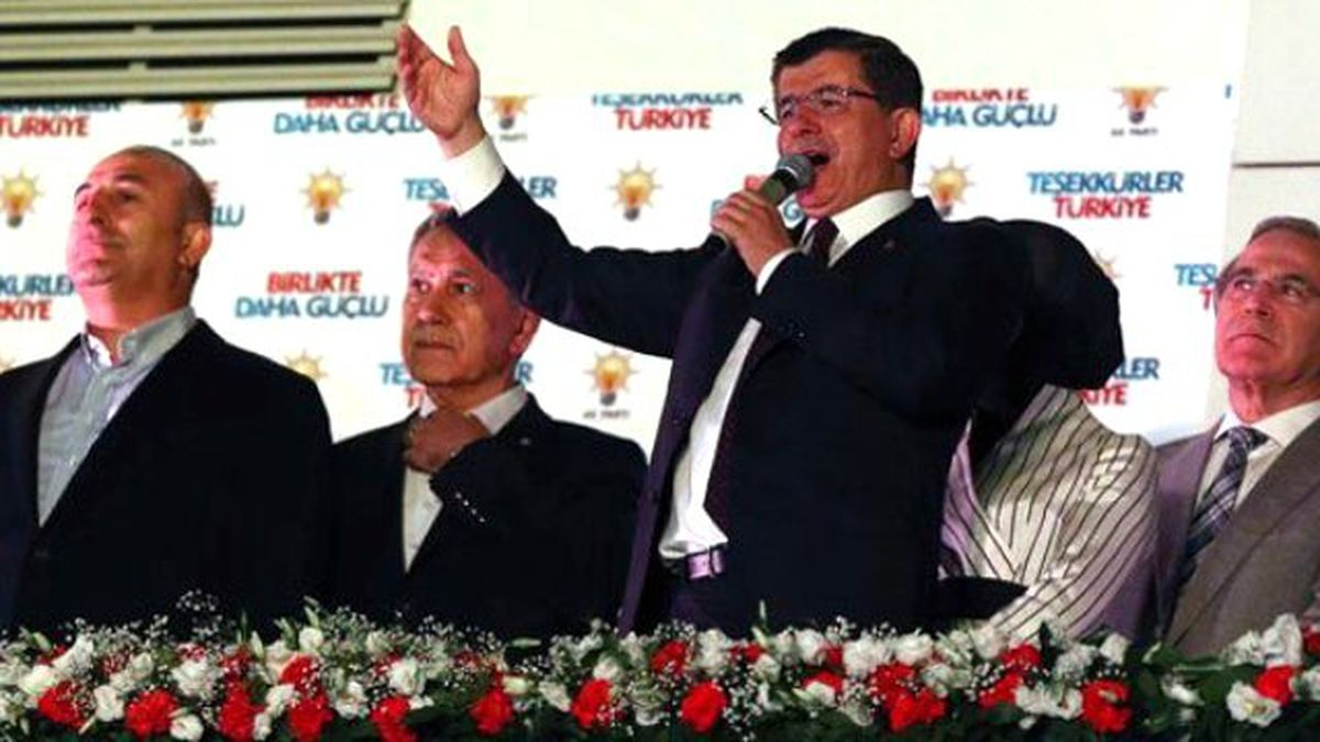 Kadın Muhtardan Başbakan ve AK Partili Seçmene Ağır Hakaretler
