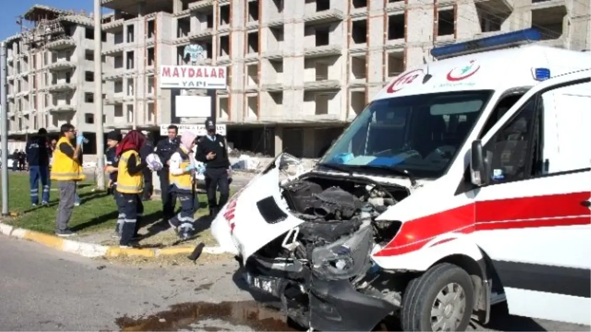 Kazaya Giden Ambulans Kaza Yaptı: Üç Yaralı