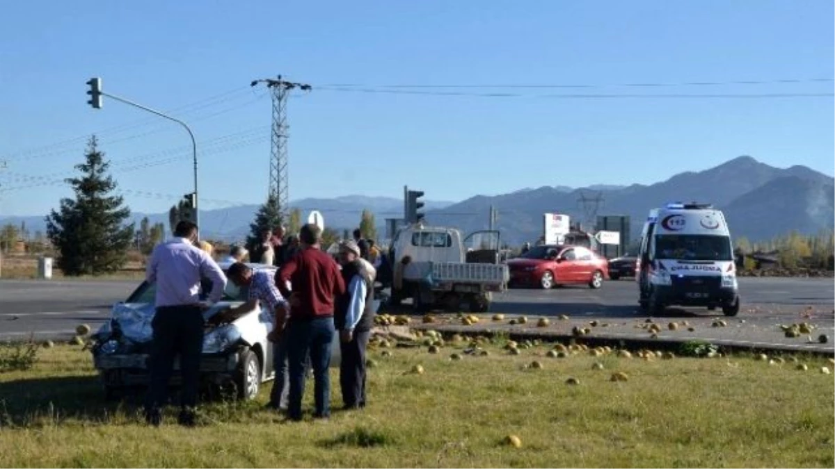 Seydişehir\'de Otomobil ile Kamyonet Çarpıştı: 2 Yaralı
