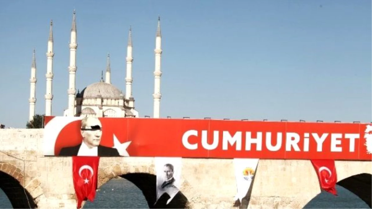 Tarihi Taşköprü\'yü Süsleyen Atatürk Posterine Saldırı
