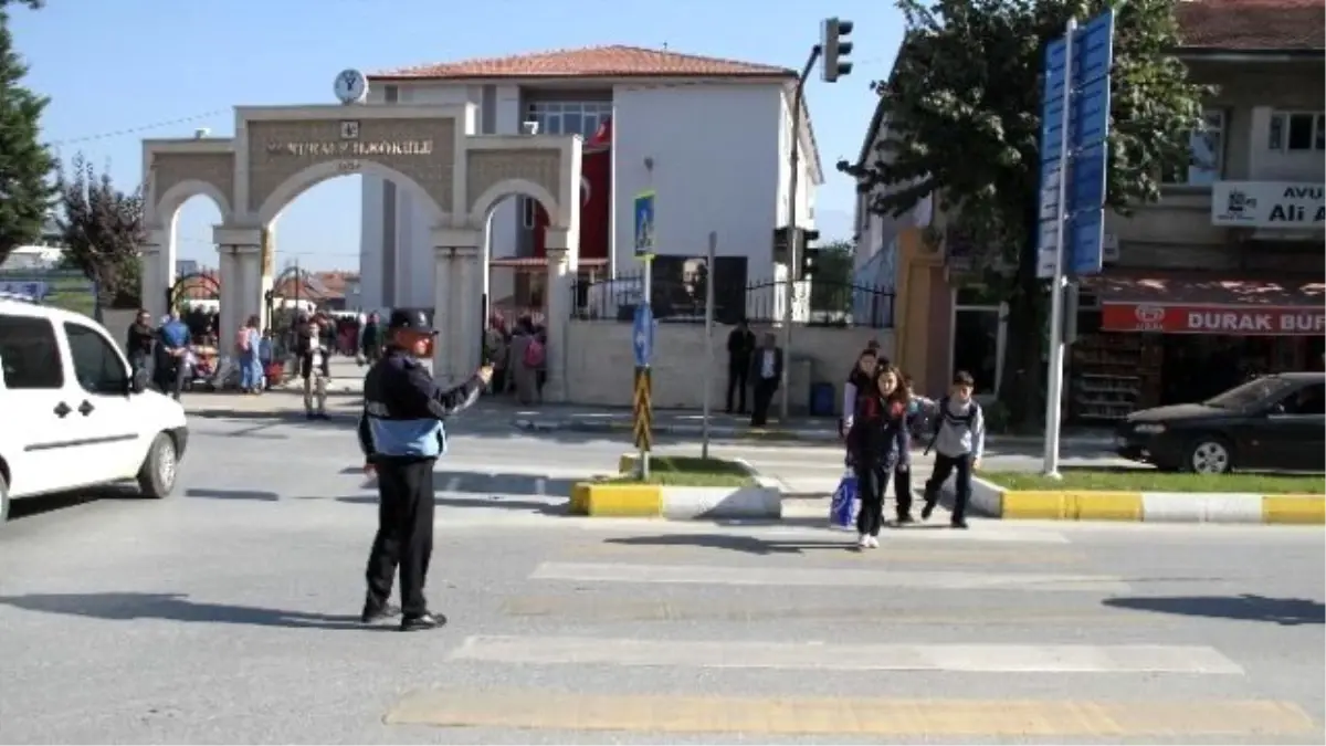 Zabıta\'dan Öğrencilere Trafik Hizmeti