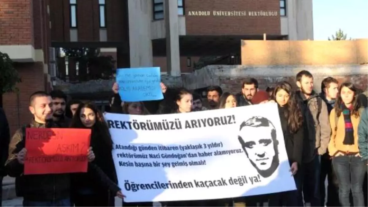 Anadolu Üniversitesi\'nde Öğrencilerden \'Rektörümüzü Arıyoruz\' Eylemi