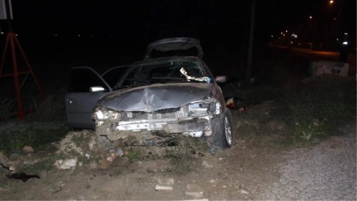 Aydın\'da Trafik Kazası Otomobil Tarlaya Uçtu