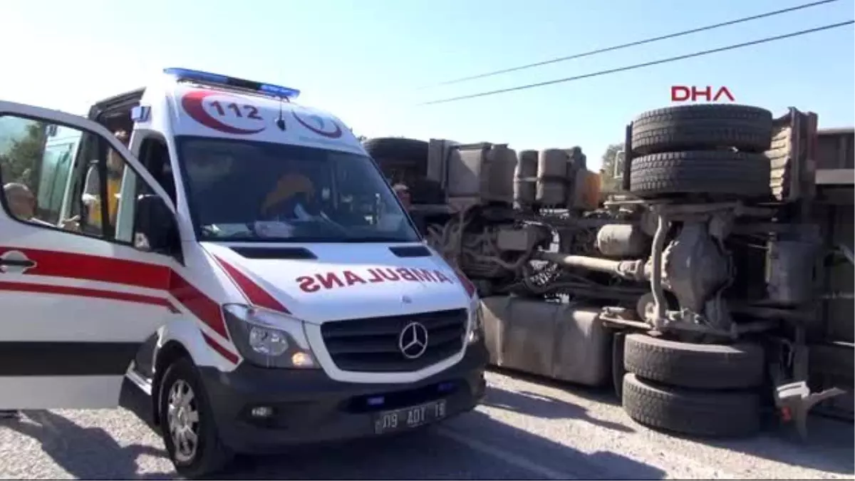 Aydın Kömür Tozu Yüklü Tır Devrildi, 2 Yaralı