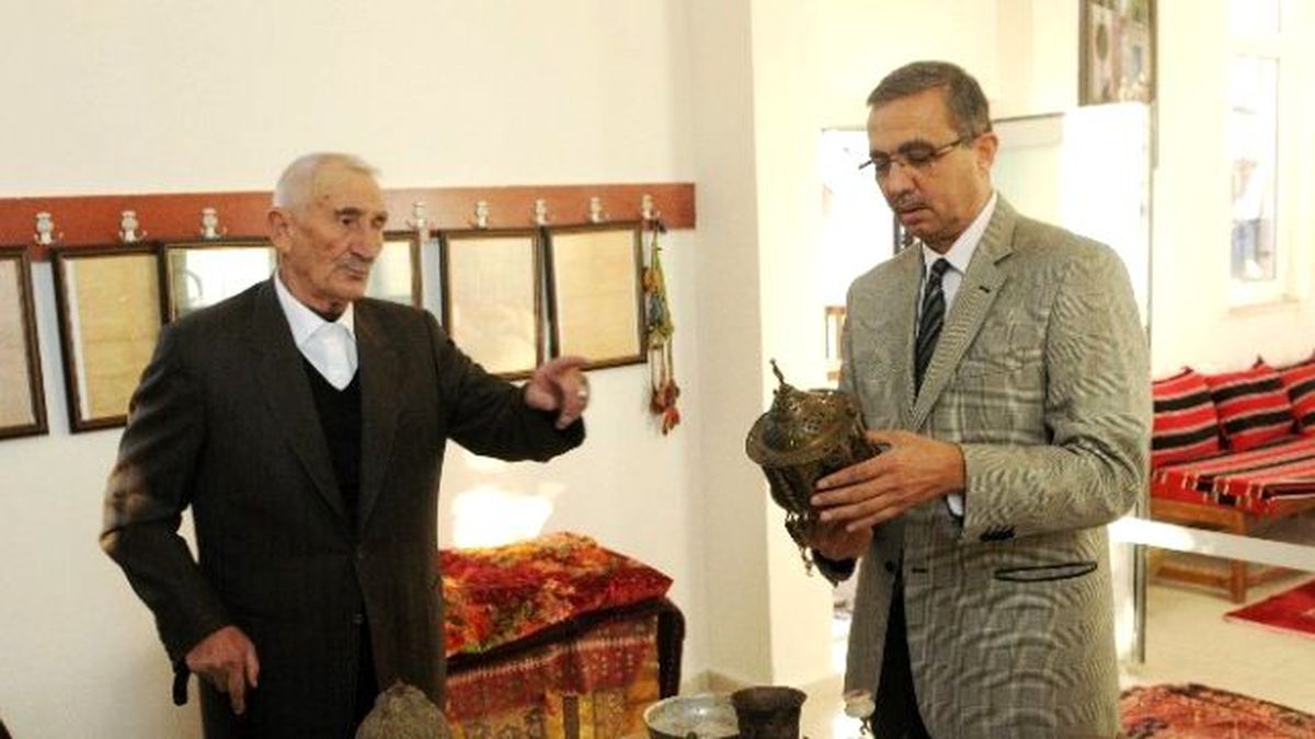 Eğitim Gönüllüsü Mehmet Kıdeyş\'ten Üniversite Kültür Evine Destek
