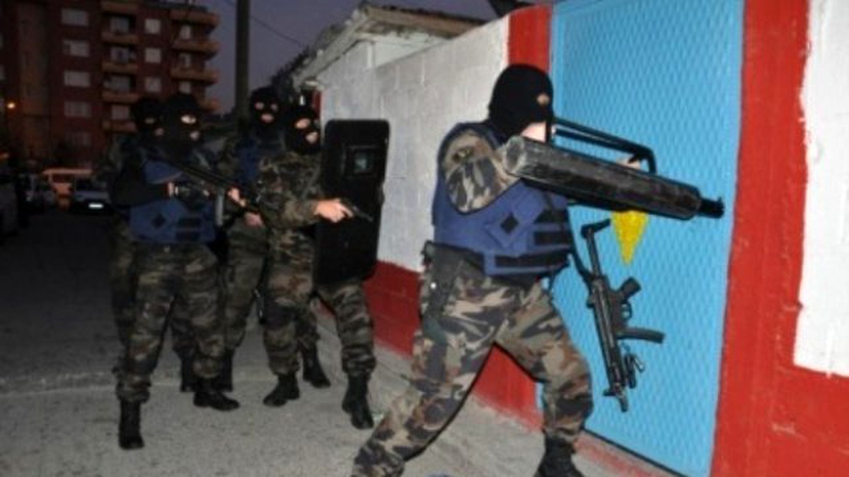 HDP\'li Yöneticinin Evinde Kalaşnikof Arandı