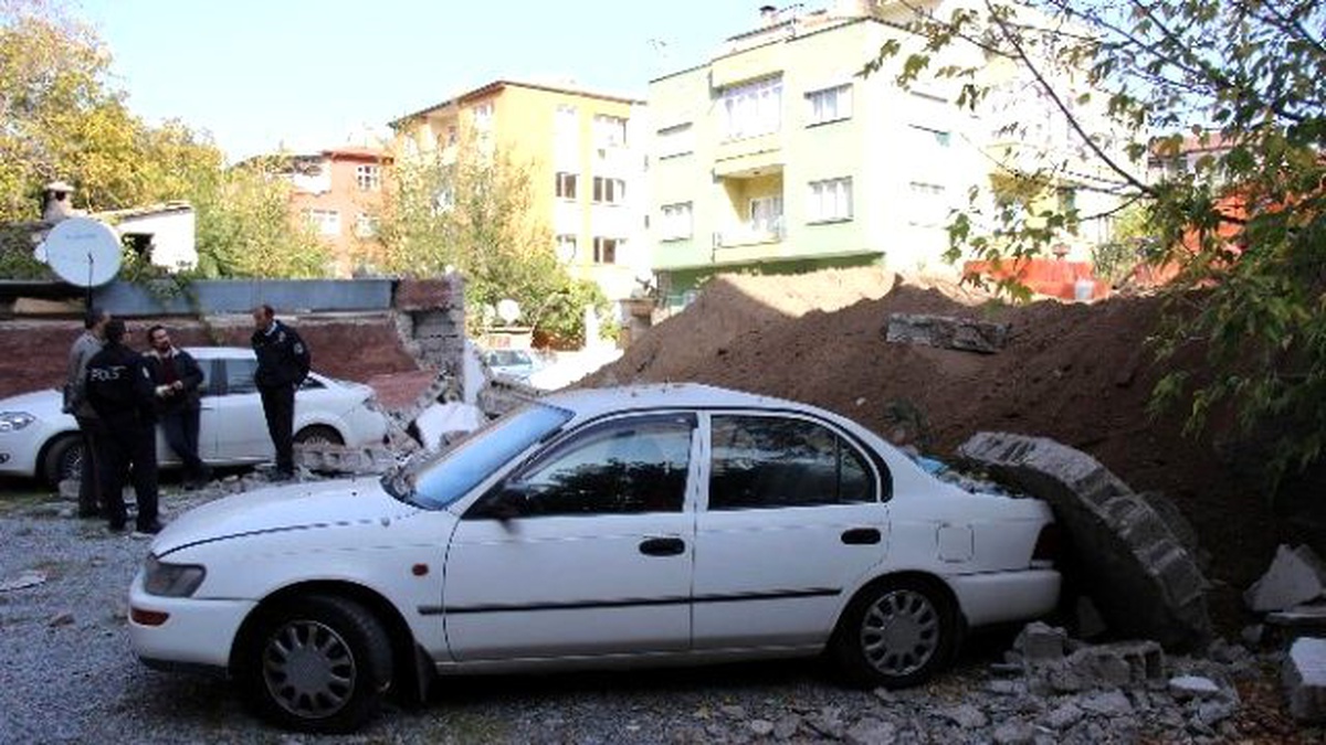 İş Makinesi Bahçe Duvarını Yıktı 2 Otomobilde Hasar Oluştu