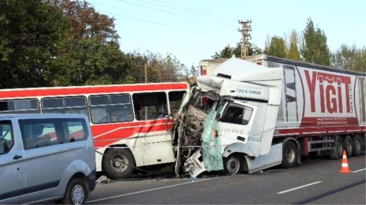 Kayseri\'de Trafik Kazası: 2 Ölü, 12 Yaralı