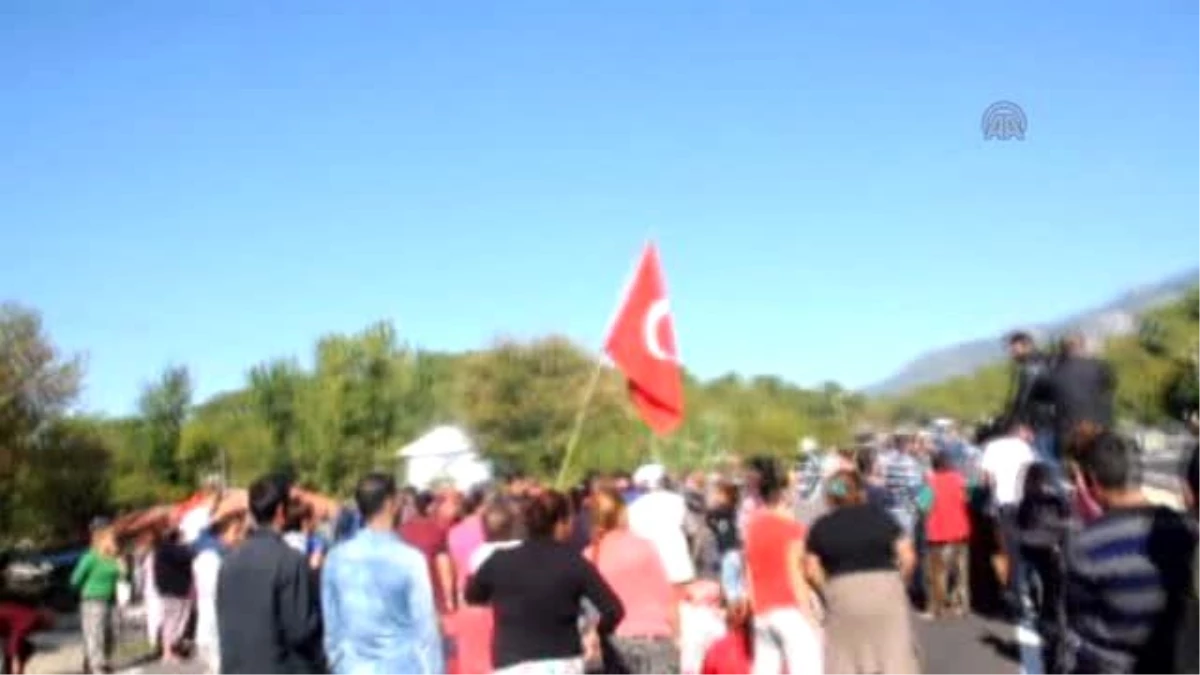 Kazaları Protesto İçin Karayolunu Trafiğe Kapattılar