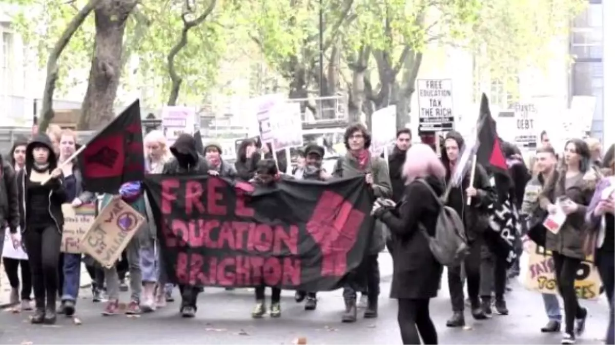 Londra\'da Okul Harçları Protestosu