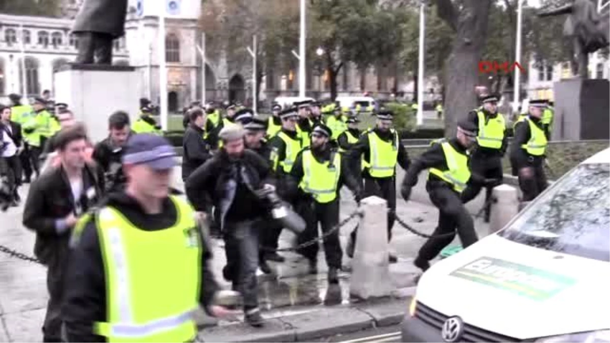 Londra\'da Okul Harçları Protestosu