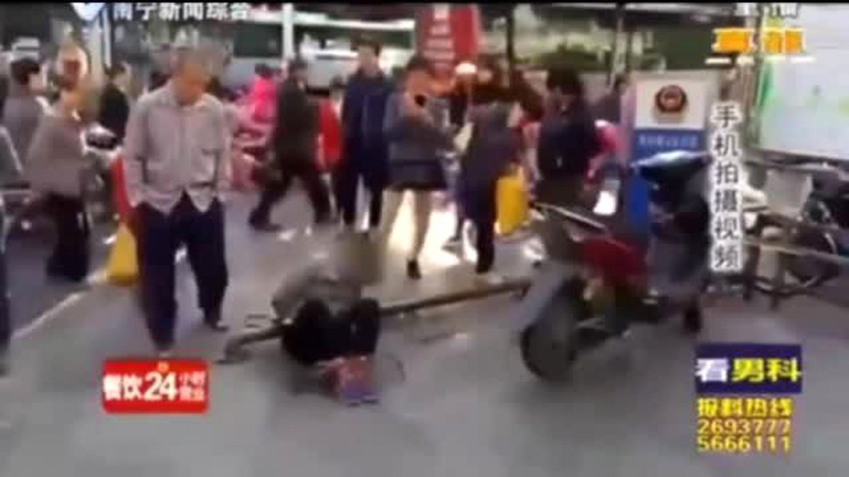 Çin'de Pazardan Et Çalan Kadını Bağlayıp Teşhir Ettiler