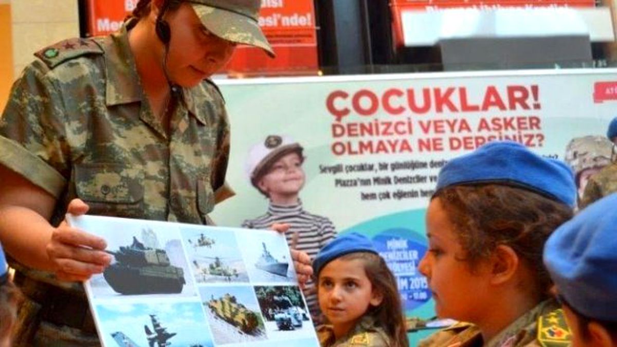 Piazza\'nın Mavi Bereli Minikleri Çakı Gibi Asker Oldu