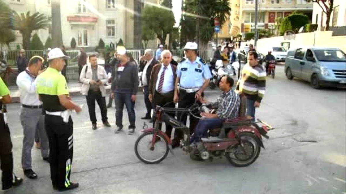 Polisler Motosiklet Sürücülerine Kask Hediye Etti