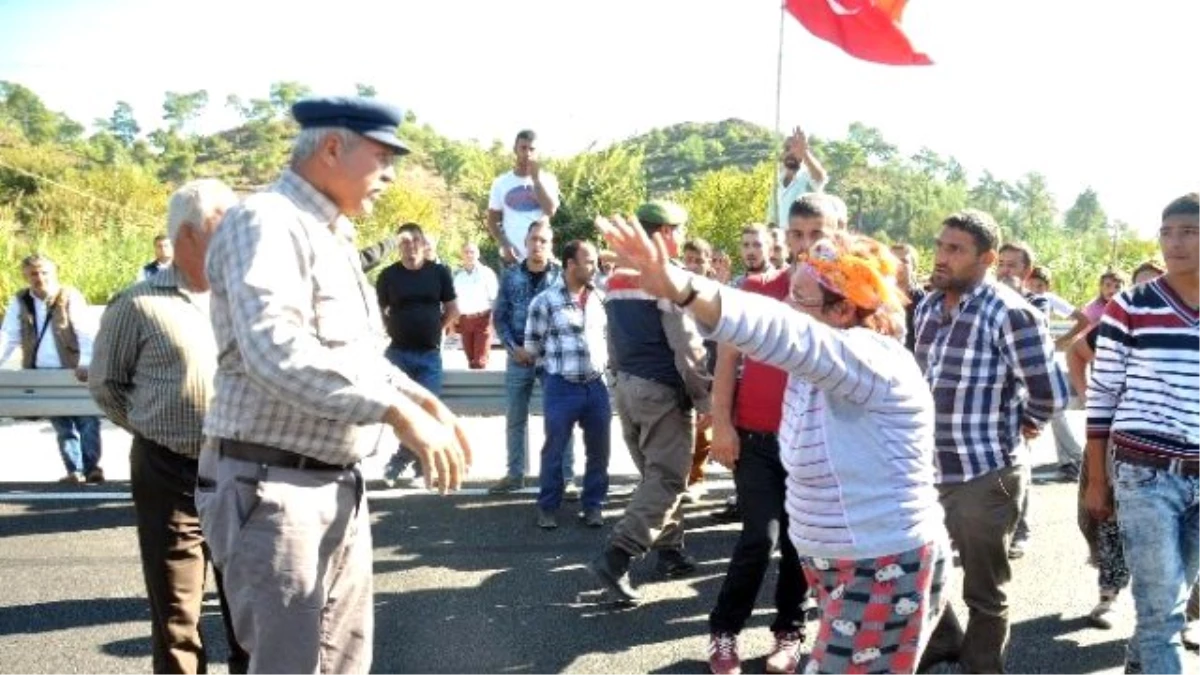 Sık Sık Kazaların Yaşandığı Yolu Trafiğe Kapattılar