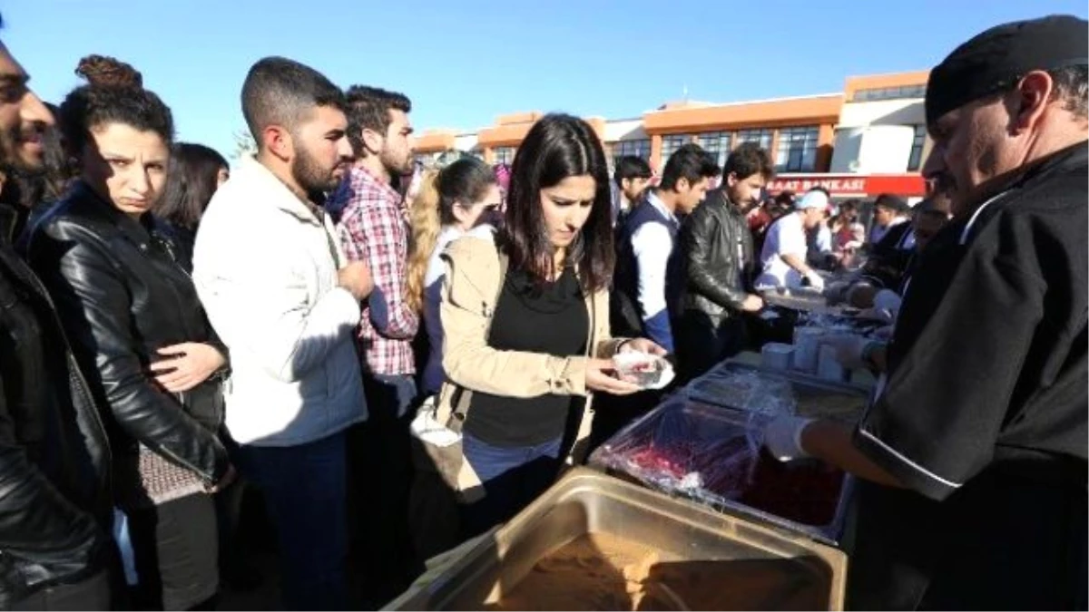 Üniversitedeki Aşure İkramına Yoğun İlgi