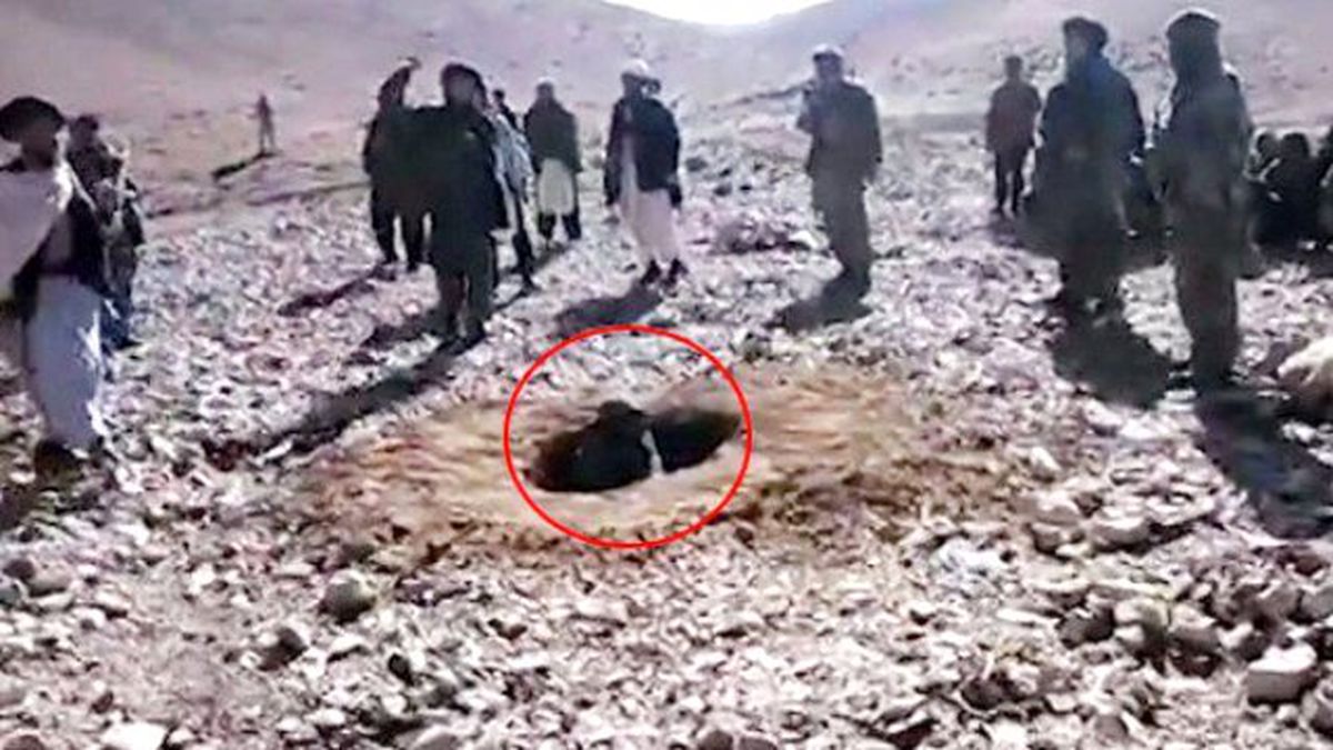 Zinayla Suçlanan Kadının Taşlanarak Öldürülmesi Kamerada