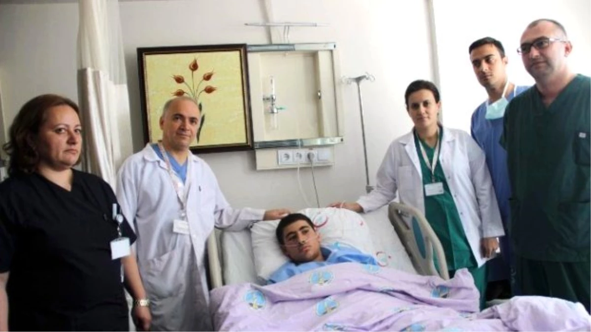 Arkadaşı Tarafından Kalbinden Bıçaklanan Genci Doktorlar Son Anda Kurtardı