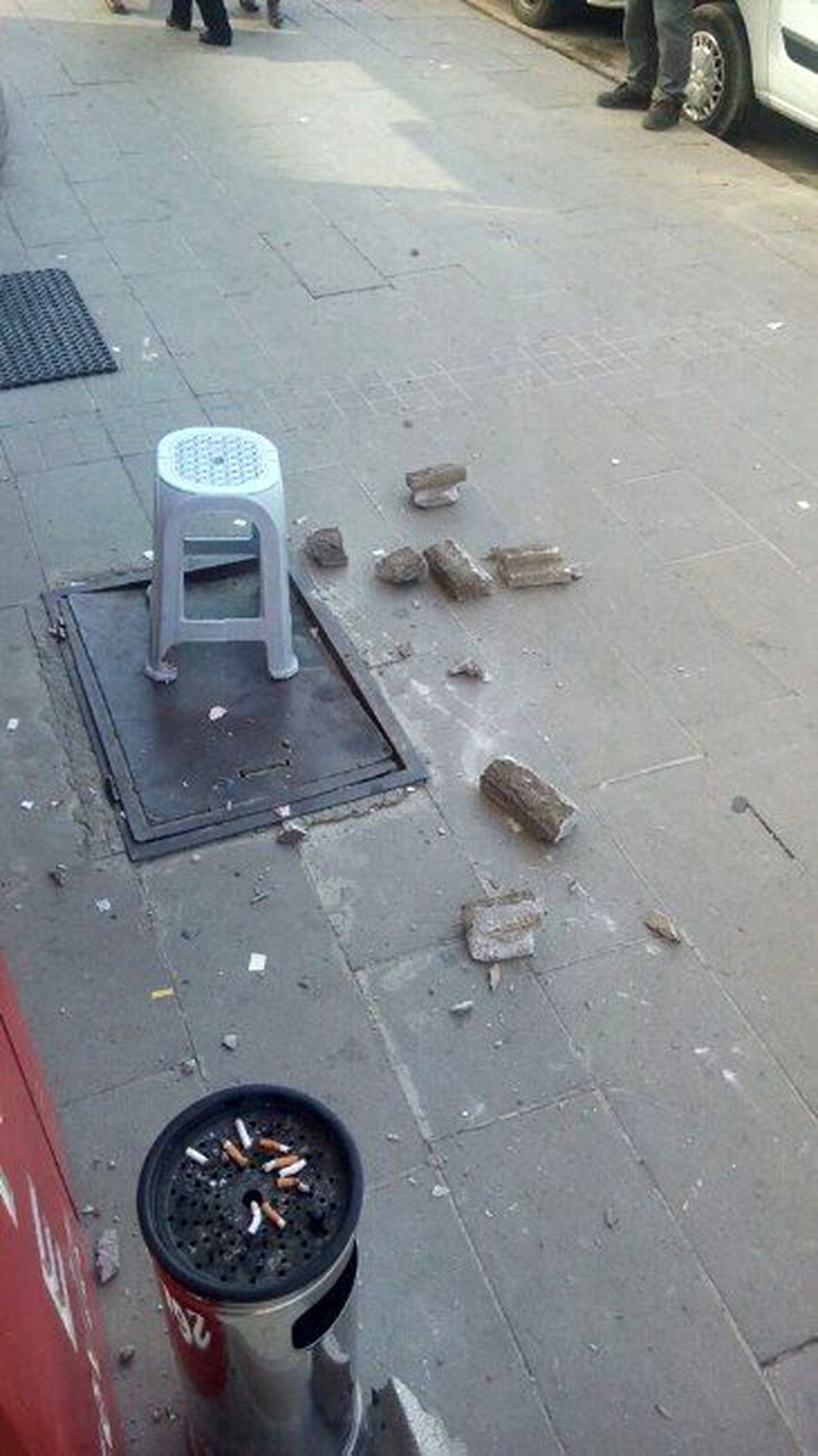 Balkondaki Betonlar Kaldırıma Düştü