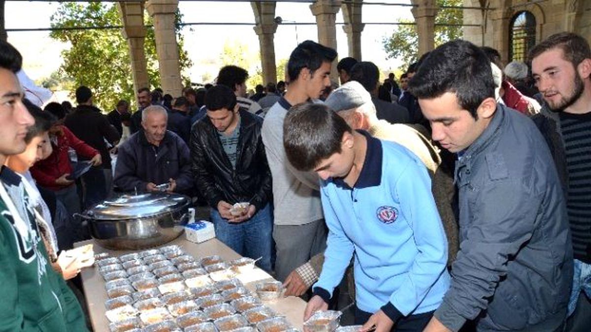 Bin 500 Kişiye Aşure İkram Edildi