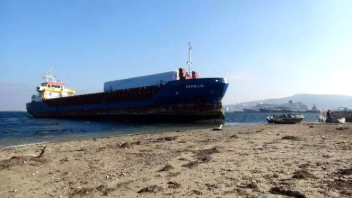 Çanakkale Boğazı\'nda Yük Gemisi Karaya Oturdu (2)