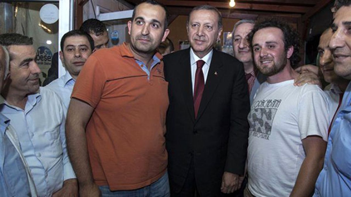 Cumhurbaşkanı Erdoğan Gece Yarısı Sarıyer'de Vatandaşlarla Sohbet Etti