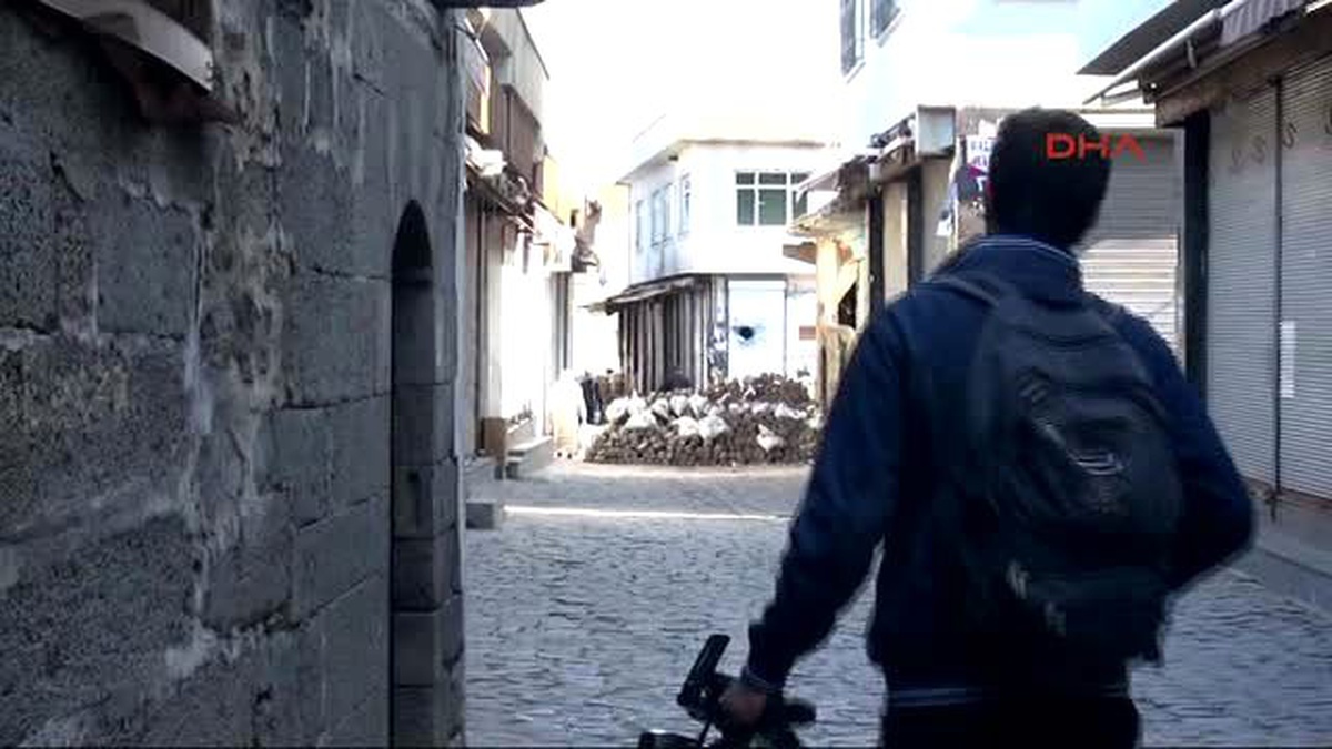 Diyarbakır\'da Polisin Hendek Kapatma Operasyonunda Çatışma Çıktı