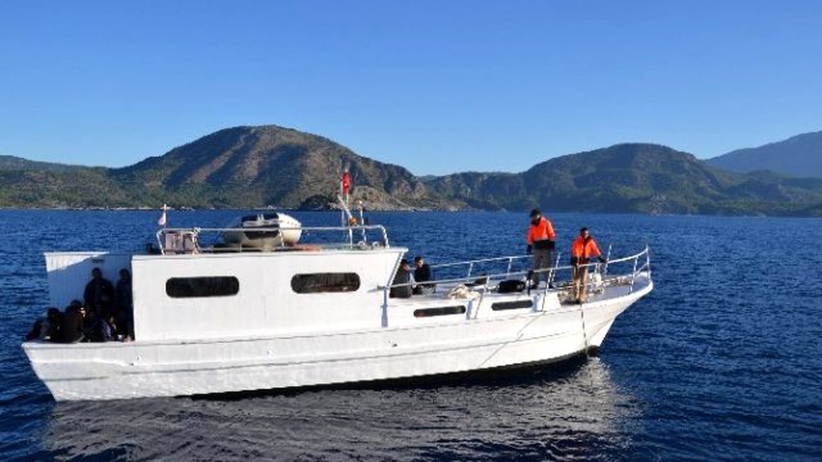 Ege Denizi\'nde Göçmen Faciası: 1 Ölü, 1 Kayıp