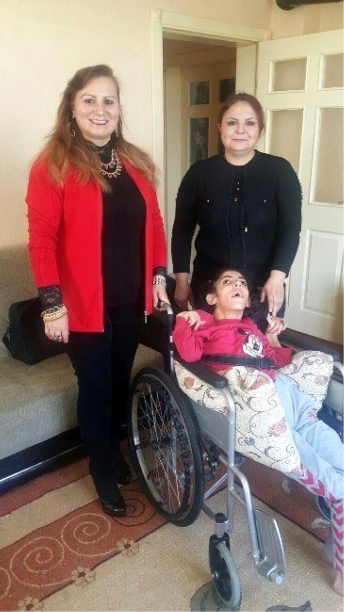 Engelli Çocuklarla El Ele Derneği\'nden İhtiyaç Sahibine Tekerlekli Sandalye