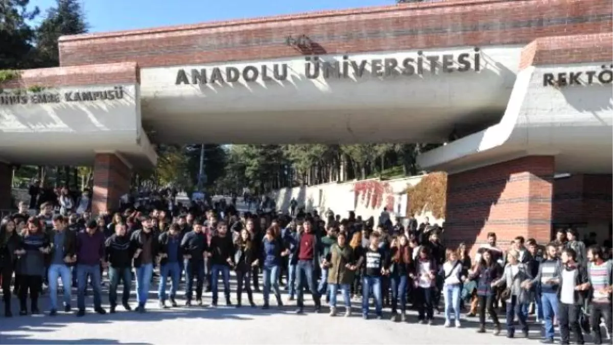 Eskişehir\'deki YÖK Protestosunda Ankara\'da Yarım Kalan Halay Tamamlandı