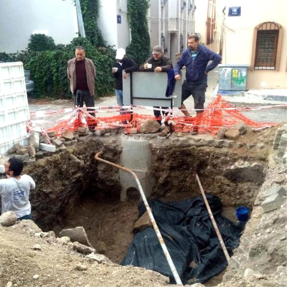 Foça\'da Kanalizasyon Kazısında 2 Bin 100 Yıllık Mezarlar Bulundu