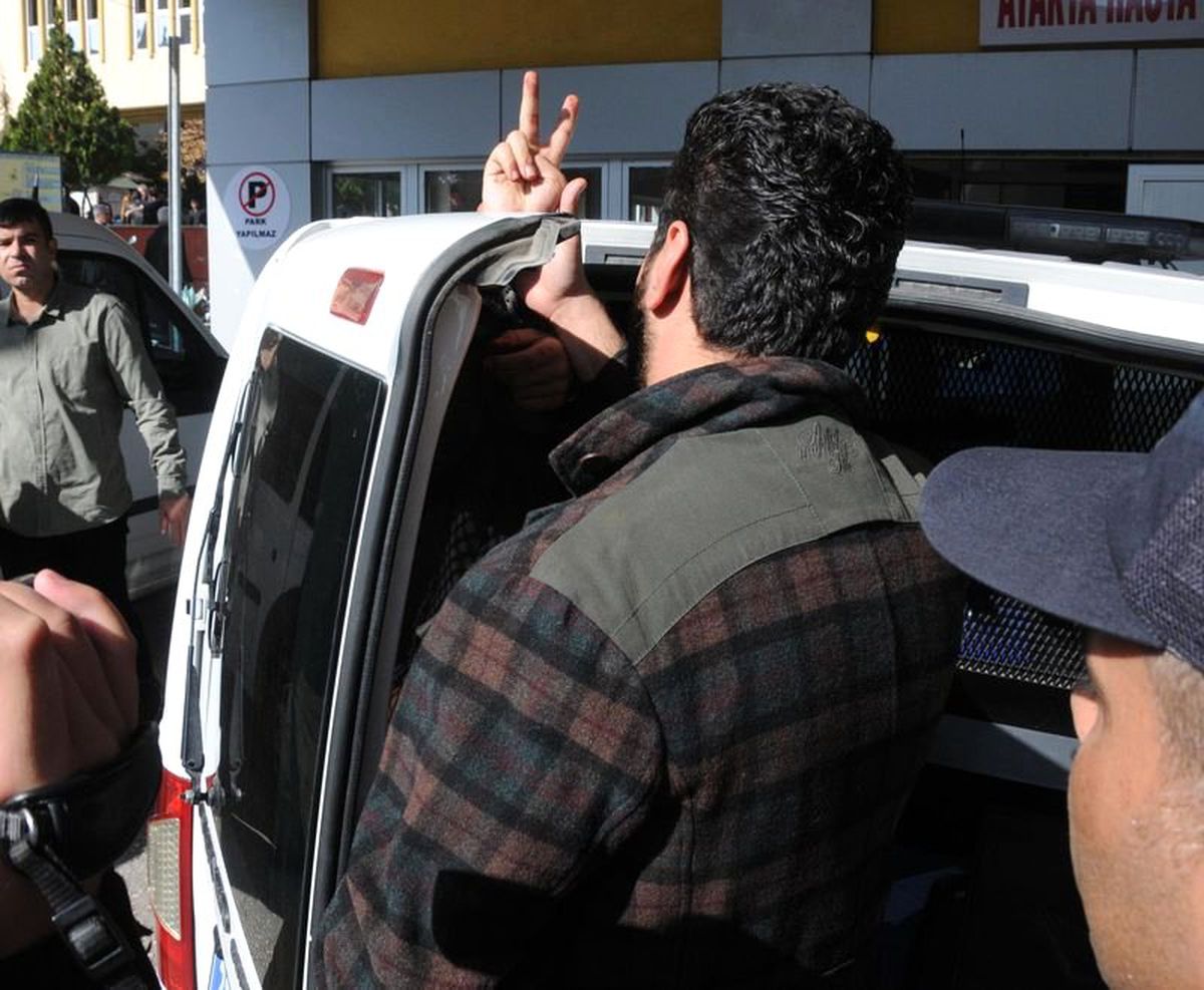 DHKP-C'liler Gaziantep'te Okul Bastı, Linçten Polis Kurtardı