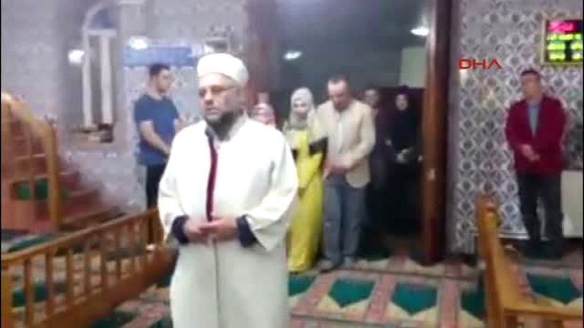 İmamdan Görev Yaptığı Camide Dini Nikah Töreni