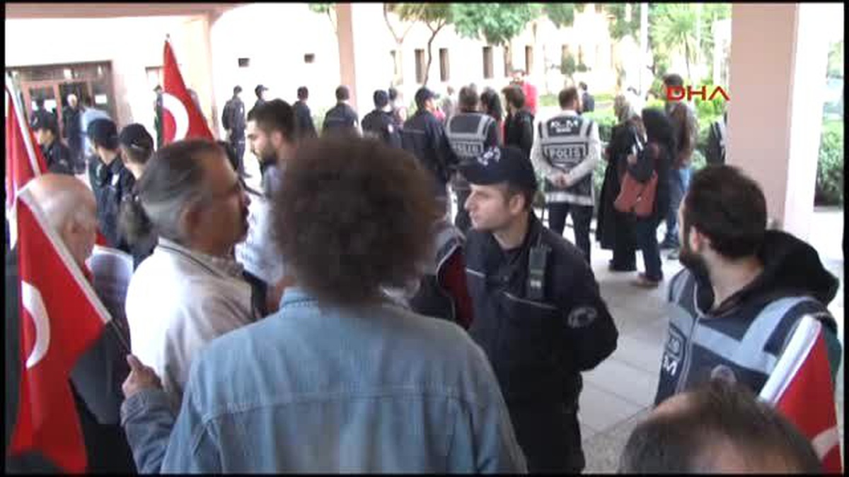 İzmir\'de Fetö Operasyonunda 36 Polis ve Bürokrat Adliyede Ek Mahkemeye Sevk Edildiler
