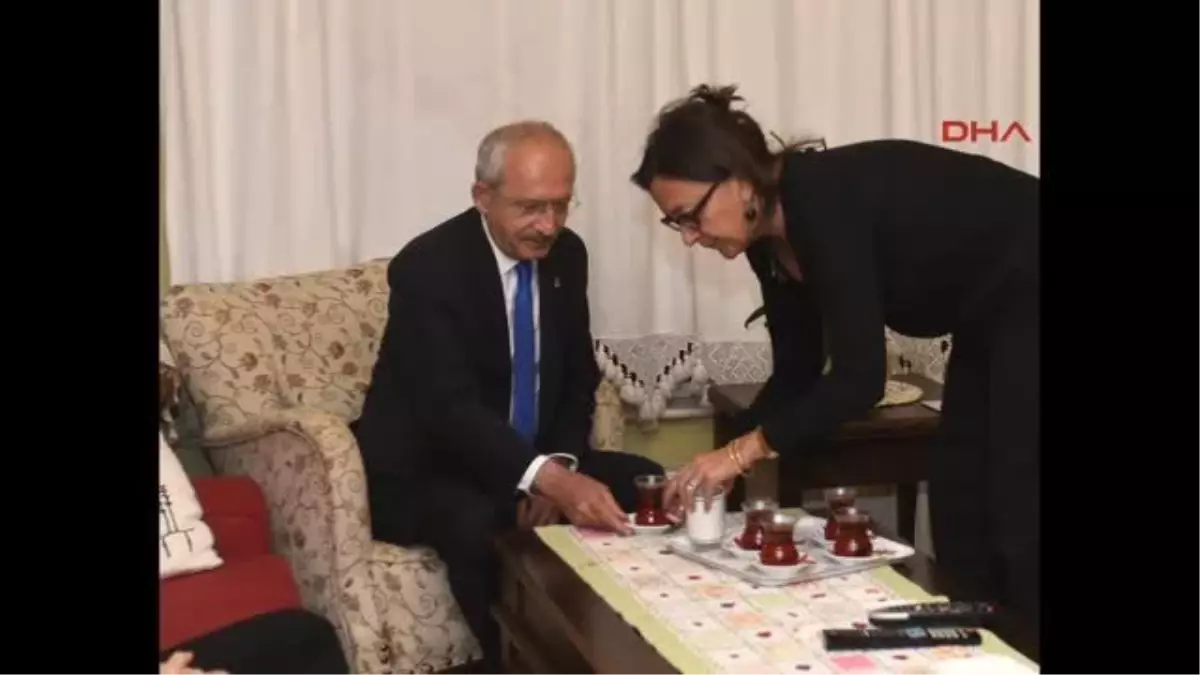 Kılıçdaroğlu\'ndan Şair Gülten Akın\'ın Kızı Bora\'ya Taziye Ziyareti