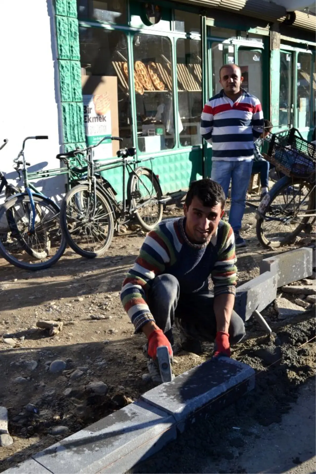 Kilit Taşı İşçileri Günde 1 Km. Taş Döşüyor