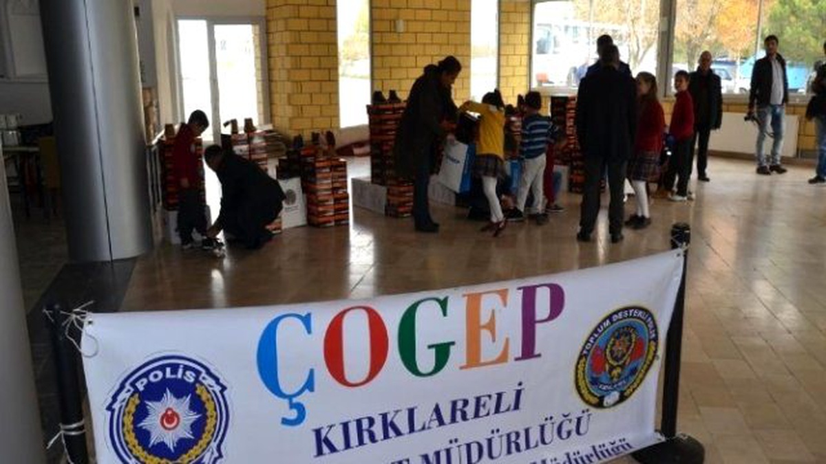 Kırklareli Emniyet Müdürlüğü\'nden Öğrencilere Kıyafet Yardımı
