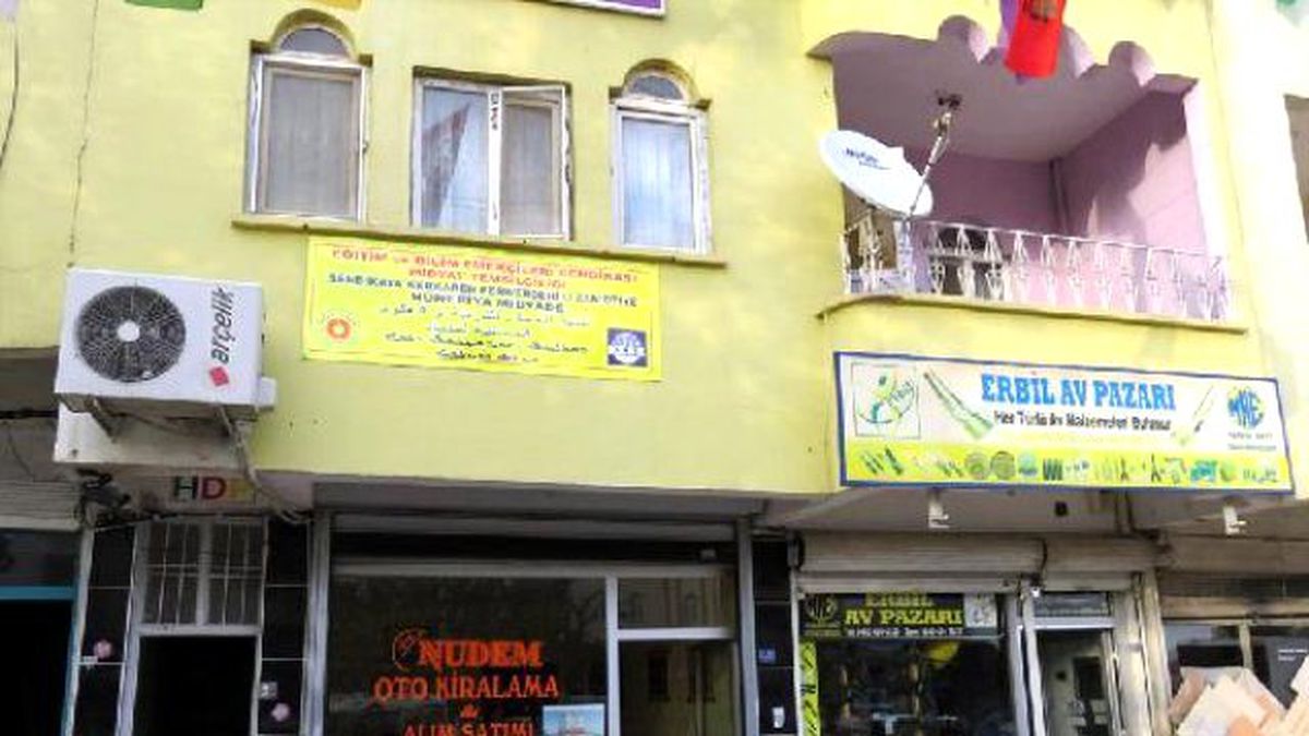 Midyat\'ta Eğitim-Sen Şubesine 4 Dilli Tabela Asıldı