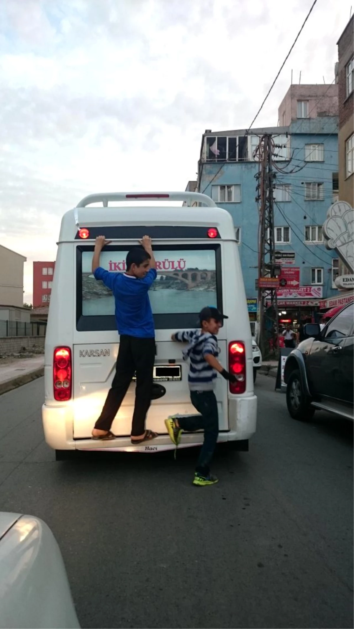 Minibüse Asılan Çocukların Tehlikeli Oyunu