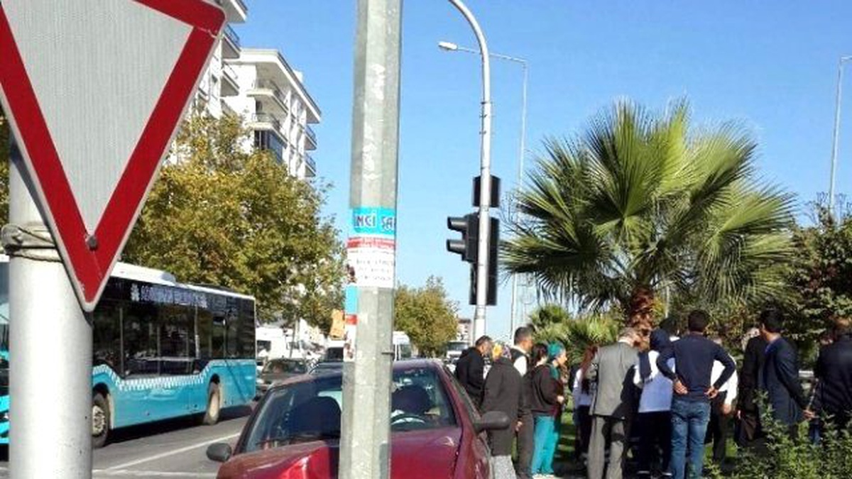 Motosiklete Çarpmamak İçin Direğe Çarptı