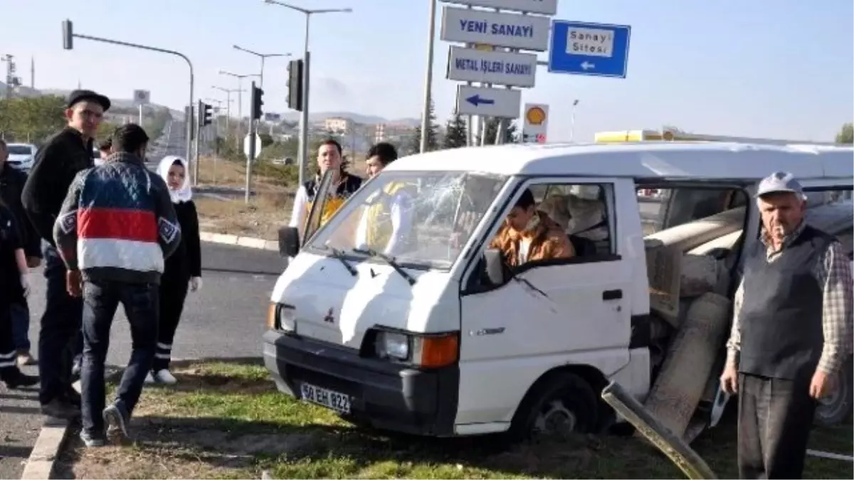 Nevşehir\'de Ambulans Kaza Yaptı: 2 Yaralı