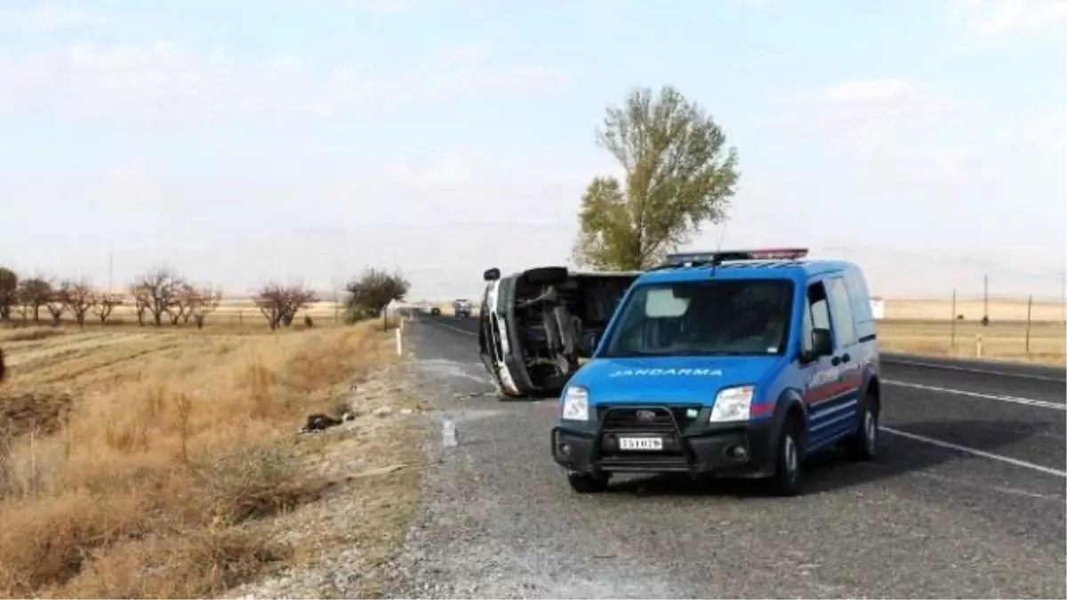 Niğde\'de Minibüs Kaza Yaptı: 9 Yaralı