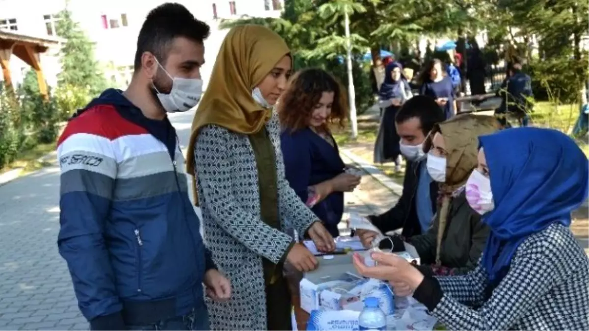 Saü\'lü Öğrenciler Lösemiye Dikkat Çekmek İçin Bilgilendirme Standı Açtı