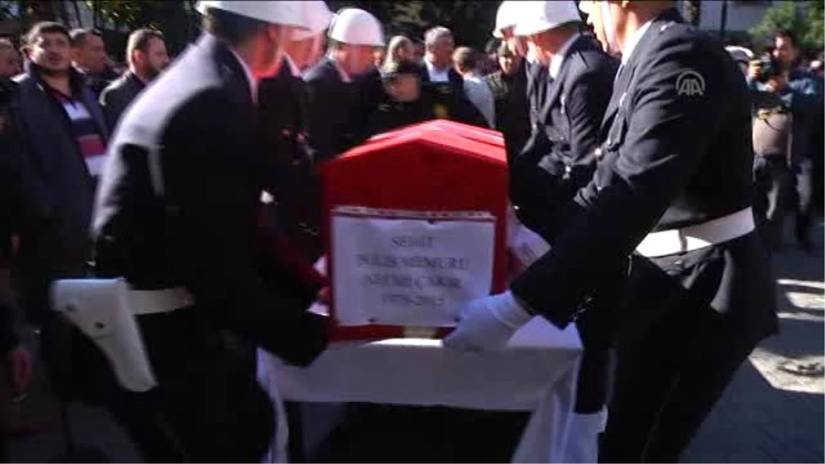 Şehit Özel Harekat Polisi Necmi Çakır\'ın Cenazesi Toprağa Verildi