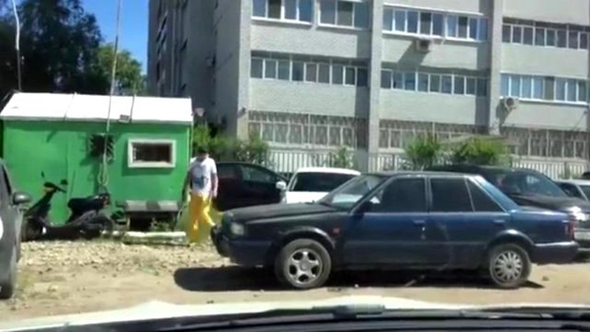 Sürekli Kendi Arabasının Önüne Park Eden Arabaya Beton Döktürdü