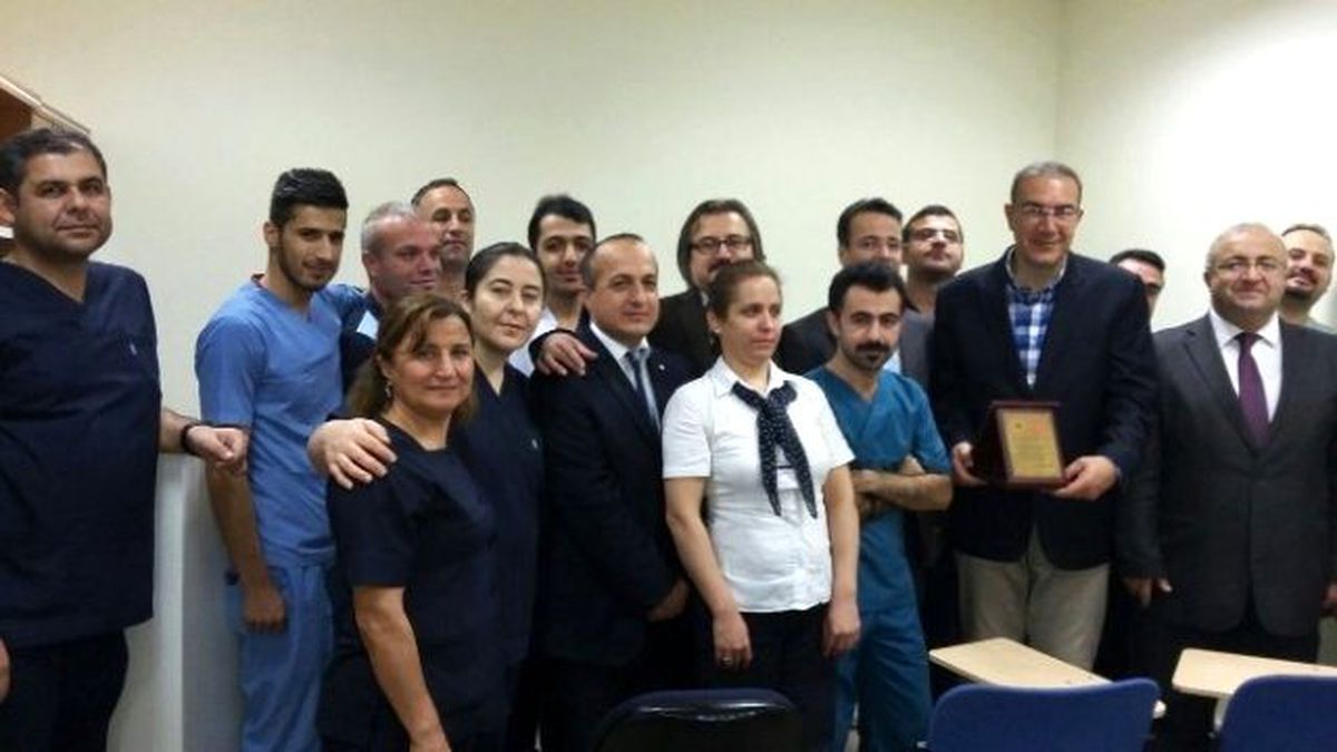 Ünlü Profesör Meslekte 25'inci Yılını Kutladı