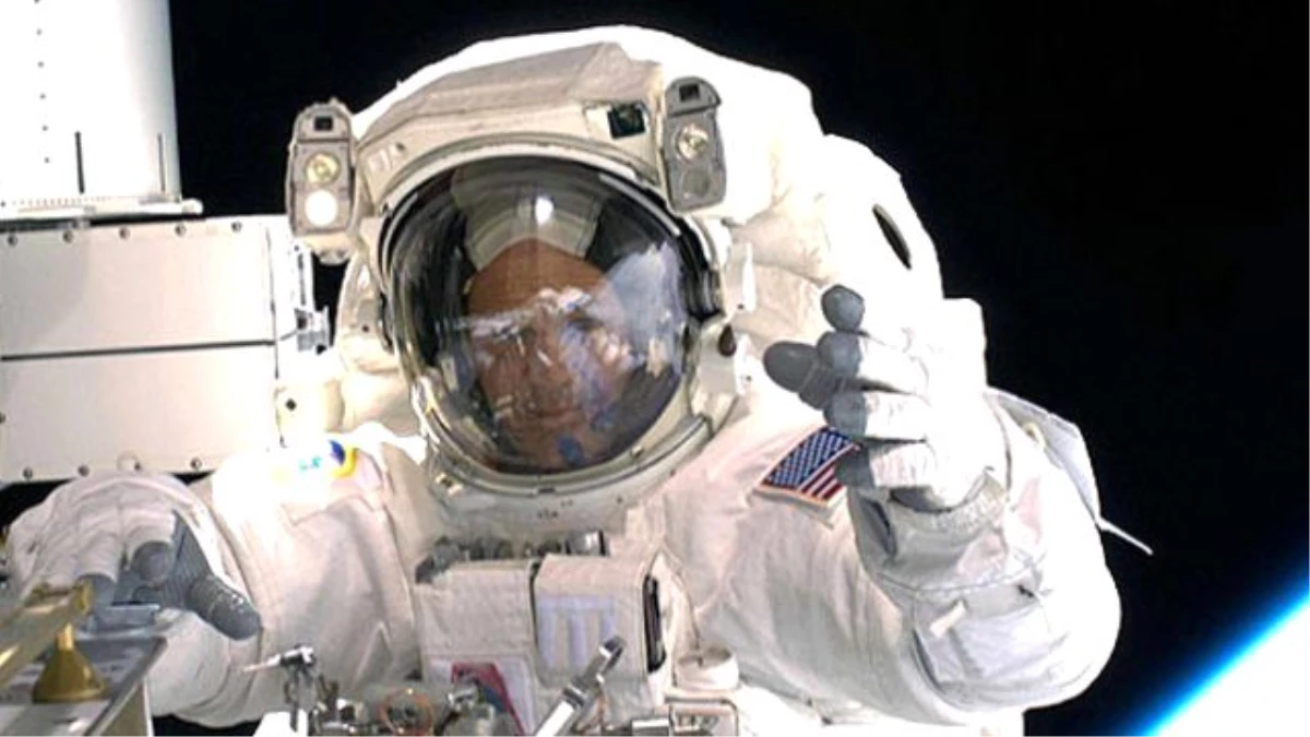 Uui\'deki Astronotlar Uzay Yürüyüşünde