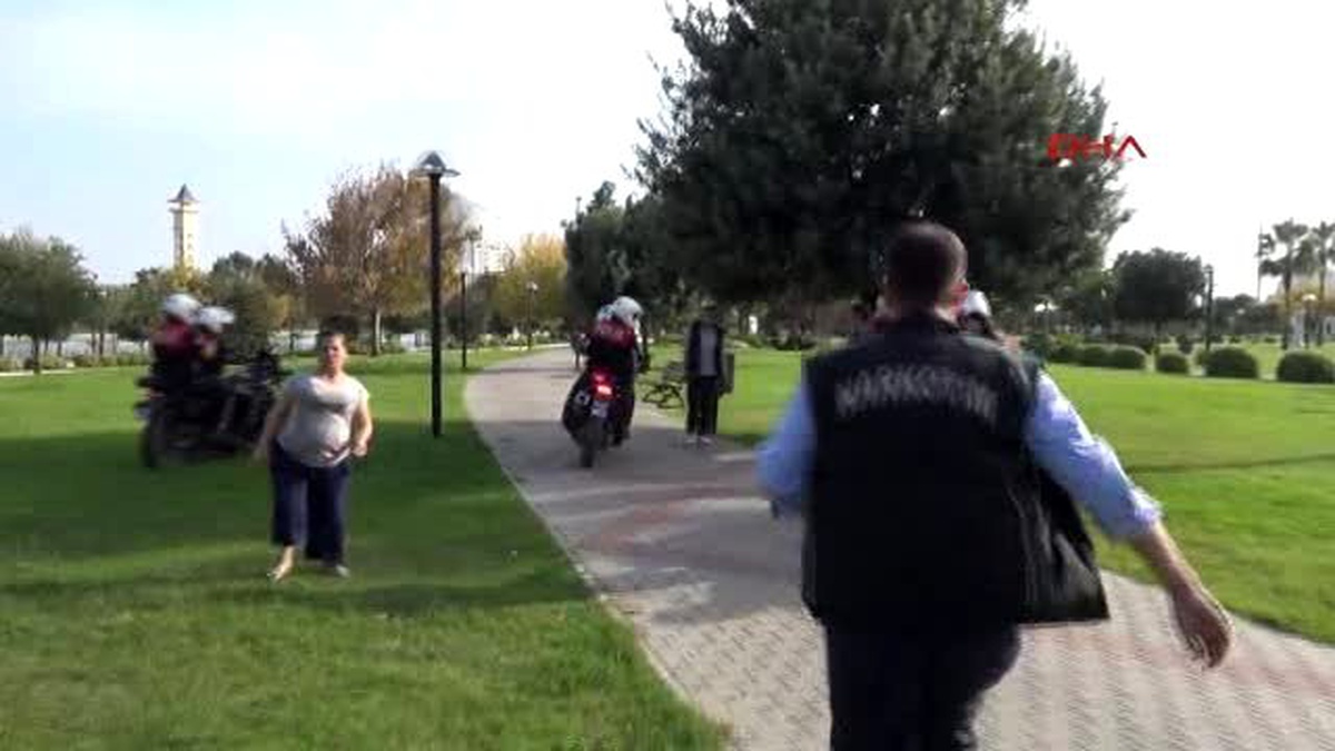 Adana Parkta Özel Eğitimli Köpekle Uyuşturucu Operasyonu
