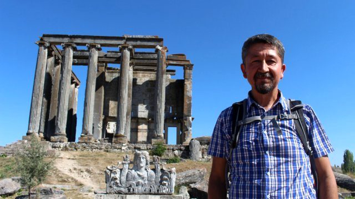 Anadolu antik kentlerini gezen Rıdvan Şükür, Aizonai\'de.